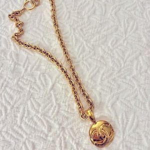 CHANEL gold vintage necklace